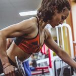 mulher treinando na academia